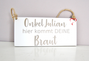 Holzschild Hier kommt die Braut weiß Schrift gold