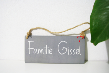 Holzschild Familie mit Namen grau